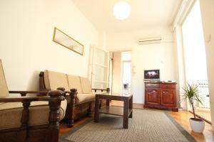 salon z kanapą, krzesłem i telewizorem w obiekcie Apartment Keglich w Zagrzebiu