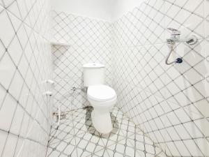 a bathroom with a toilet and a shower at Urbanview Bimo Homestay near Sindu Kusuma Edupark Yogyakarta in Jetis +29 photos
