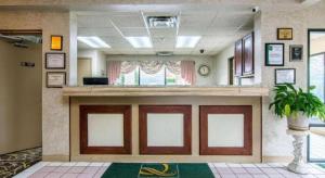 una hall con area d'attesa in ospedale di Quality Inn a Oakwood