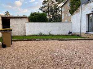 a garbage can sitting in the driveway of a house at La halte caladoise in Gleizé