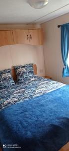 Ένα ή περισσότερα κρεβάτια σε δωμάτιο στο jolie bungalow 2 pas du lac