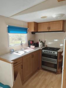 Η κουζίνα ή μικρή κουζίνα στο jolie bungalow 2 pas du lac +6 φωτογραφίες