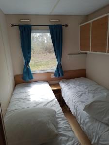 Ένα ή περισσότερα κρεβάτια σε δωμάτιο στο jolie bungalow 2 pas du lac