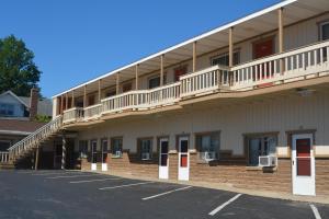 an empty parking lot in front of a hotel at Ventura Motel in Ludington