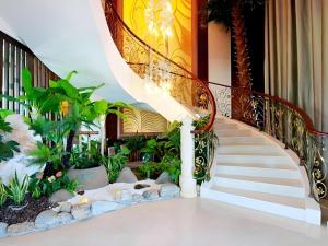 泉州市にあるQuanzhou Guest House Hotelの植物家の螺旋階段