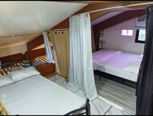 Llit o llits en una habitació de Modern Loft House Ormoc with Car Rental 58 fotos més