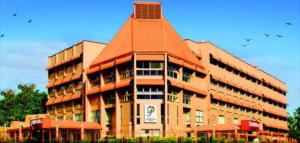 スバにあるPeninsula International Hotelの赤屋根の大きな建物