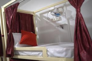 a room with a bunk bed with a red pillow at Kashi Vibes Hostel in Varanasi