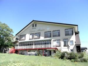 白馬村にあるEspoir Misawaの白い大きな建物(黒い窓付)