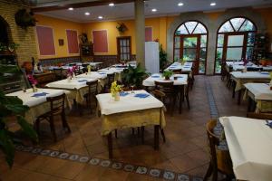 A restaurant or other place to eat at Hostal Restaurante El Surtidor