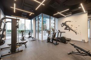 Fitness centrum a/nebo fitness zařízení v ubytování Marina Horizon by LIV High Floor 1BR, For 5 Guests, Dual Gyms & Marina View