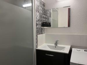 Appartement 2 pièces cabine 6 couchages PORT LEUCATE NATURISME PL080-TB21 في بورت لوكات: حمام مع حوض ومرآة