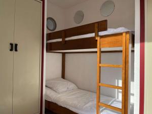 Appartement 2 pièces cabine 6 couchages PORT LEUCATE NATURISME PL080-TB21 في بورت لوكات: سرير بطابقين مع سلم في الغرفة