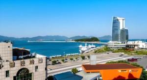 YŏsuにあるHS Tourist Hotelの市街と水の景色