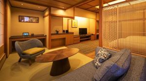 新発田市にあるShiratamano Yu Senkeiのソファとテーブルとベッドのある部屋