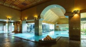 a large swimming pool in a large building at Shiratamano Yu Senkei in Shibata