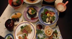 白子町にあるHotel Kaanapaliの食べ物の皿やボウルが置かれたテーブル