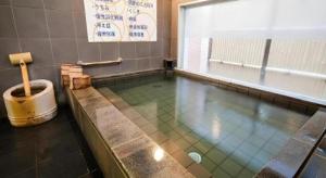 山口市にあるSuper Hotel Hofu-Ekimaeの部屋に水のプールがあるジム