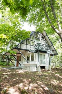 ein großes Haus mit einem Gameradach in der Unterkunft Tateshina Wan-Wan Paradise Cottage in Tateshina