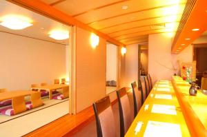 ein Esszimmer mit einem langen Tisch und Stühlen in der Unterkunft Tateshina Wan-Wan Paradise Cottage in Tateshina + 64 Fotos