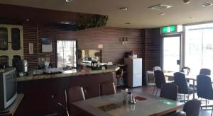登別市にあるDate Business Hotel Castleのテーブルと椅子のあるキッチンとダイニングルーム +136枚の写真