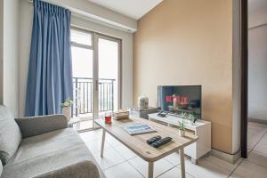 Μια τηλεόραση ή/και κέντρο ψυχαγωγίας στο Mekarwangi Square by Eazystay