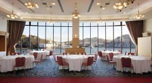 尾道市にあるGreen Hill Hotel Onomichiのテーブルと椅子、大きな窓のある宴会場 +71枚の写真