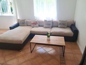 O zonă de relaxare la Beachfront Villa in a beautiful and secured complex