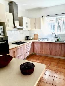O bucătărie sau chicinetă la Beachfront Villa in a beautiful and secured complex