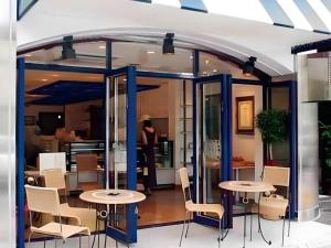 una habitación con mesas y sillas en un edificio en Hotel Half Time, en Nara