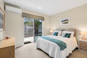 Ένα ή περισσότερα κρεβάτια σε δωμάτιο στο 'Ocean Beach Road Oasis'