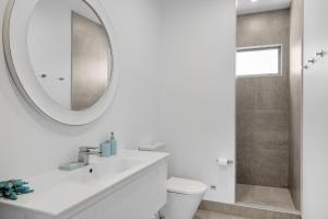 Ένα μπάνιο στο 'Ocean Beach Road Oasis' +33 φωτογραφίες