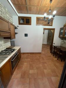 a kitchen with wooden cabinets and a stove at Appartamento Barone in Gubbio