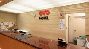 un ufficio con un cartello dell'hotel sul muro di Tabist Yabuki Station Hotel a Shirakawa