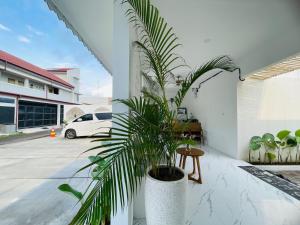 una maceta sentada al lado de un edificio en Ayodhya Villa Jogja, en Jetis