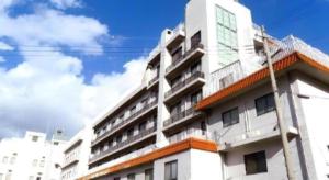 un edificio bianco con balconi sul lato di Hotel Ito a Wakayama