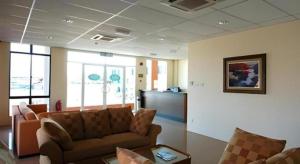 una sala de estar con un sofá y una mesa en Aristo Hotel @ Putatan, en Kota Kinabalu
