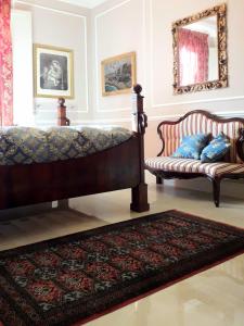 Una sala de estar con dos sofás y una alfombra. en Casa Alessandro Firenze, en Florencia 4 fotos más