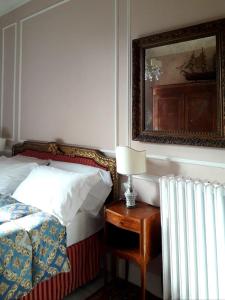 Un dormitorio con una cama y una mesa con una lámpara. en Casa Alessandro Firenze, en Florencia