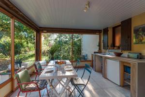Una cocina y un comedor con mesa y sillas. en Gite Rive Gauche - Bergerac, en Bergerac