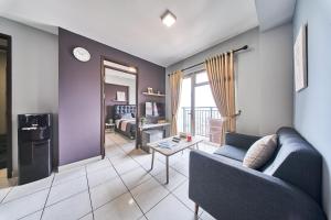 Χώρος καθιστικού στο Mekarwangi Square by Eazystay