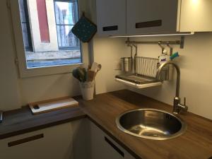 Una encimera de cocina con un fregadero y una ventana. en Lilloise Home, en Lille