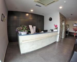eine Lobby mit einer Theke mit Blumen darauf in der Unterkunft Hotel Bestari Prima in Kuala Lipis