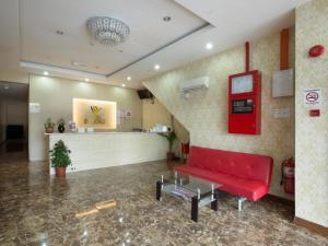 a waiting room with a red bench and a counter at Hotel Zamburger Sungai Besi in Kuala Lumpur