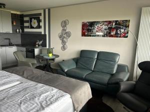 una camera da letto con un letto, un divano e un tavolo di Studio Relax a Büsum