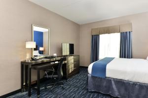 Letto o letti in una camera di Holiday Inn Express & Suites Peekskill-Lower Hudson Valley by IHG