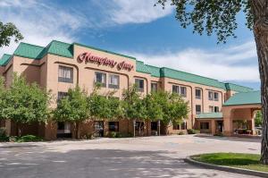 uma placa de alojamento de férias na frente de um hotel em Hampton Inn Fort Collins em Fort Collins