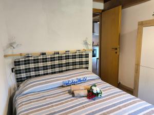 テーリオにあるChalet San Gervasio by Holiday Worldのベッド(タオル2枚、花付)