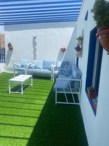 a living room with a couch and green grass at شالية برفيزا اليونانية دورين in Taif