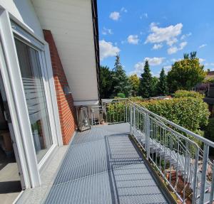 - un balcon d'une maison avec balustrade en métal dans l'établissement Fewo enjoy Stadtlohn Münsterland, à Stadtlohn